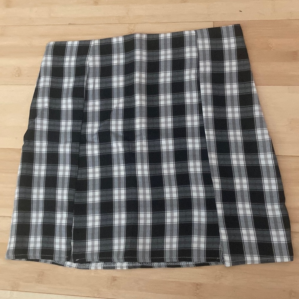 Brand unknown • Black and white plaid skirt • Size Medium